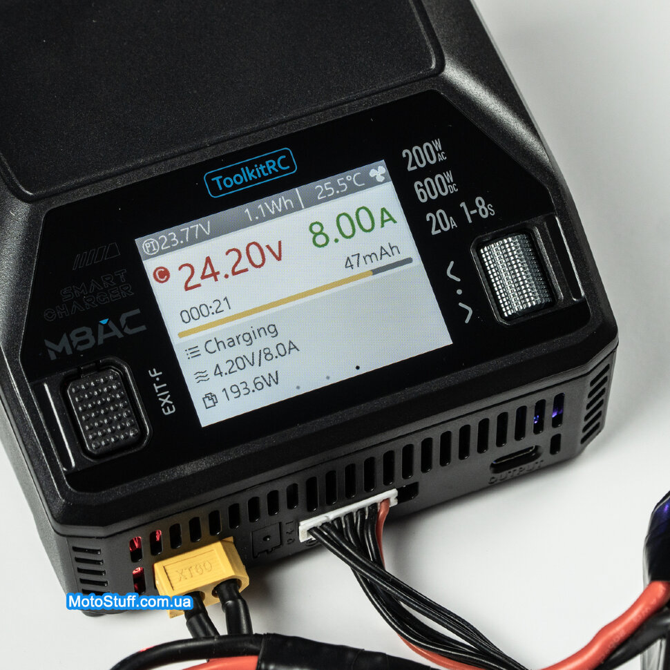 Зарядное устройство ToolkitRC M8AC (AC 200 Вт / DC 600 Вт) 